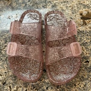 Girls flip flops with adjustable width